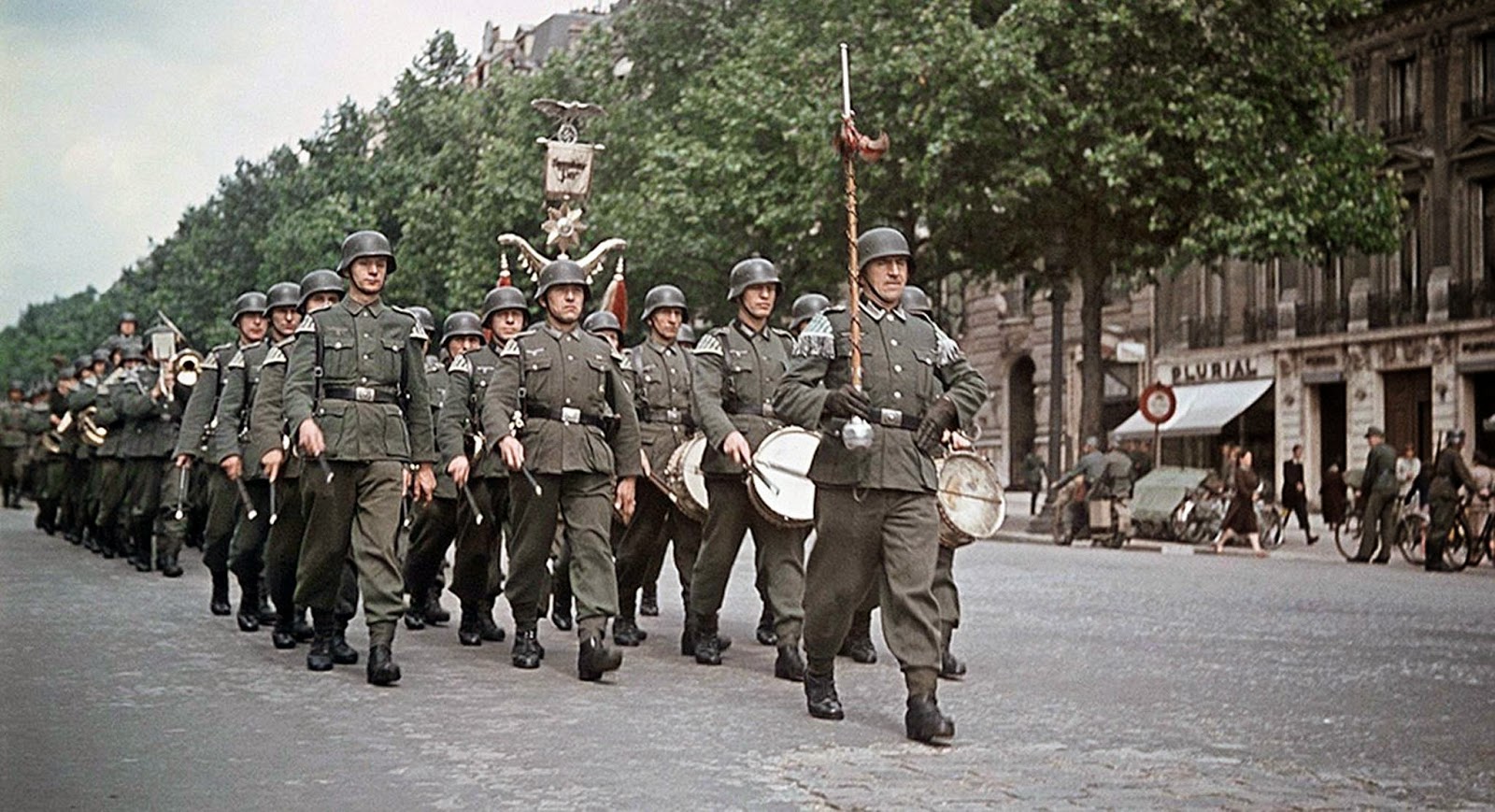 soldiers-marching-along-the-parade-route.-the-divisional-reichsadler-of-30.-infanterie-division-can-be-seen-in-background.jpg soldiers-marching-along-the-parade-route.-the-divisional-reichsadler-of-30.-infanterie-division-can-be-seen-in-background.jpg