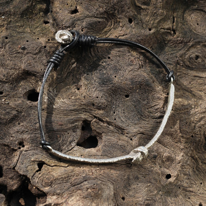 Black leather bracelet with silver detail Black leather bracelet with silver detail