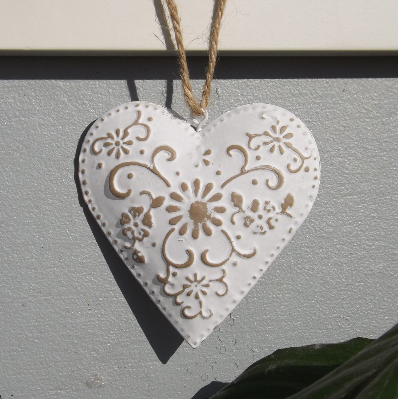 Shabby Chic Hanging Hearts to adorn your home