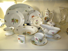 A single setting and some of the serving pieces.