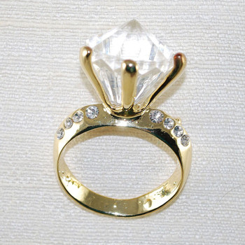 Engagement ring spectacle/ reader pin "holder"