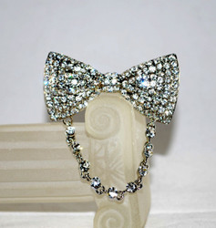 Front view of Crystal Bow tie Reader holder pin