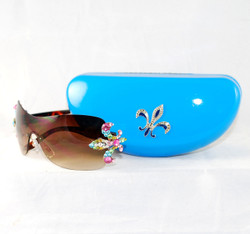 Shown with crystal rimless Sunglasses w/ smoke lenses 