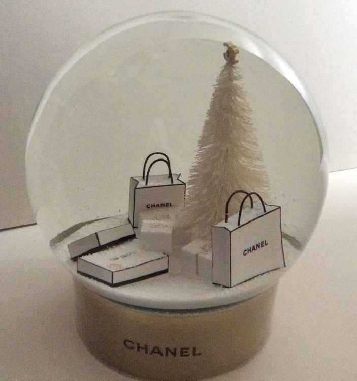 Christmas Tree & Shopping Bag Electric Snow Globe 