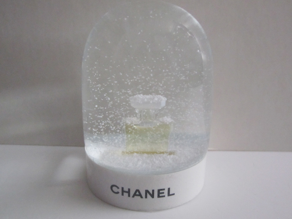 No. 5 Perfume Bottle Snow Globe VIP Limited Gift 