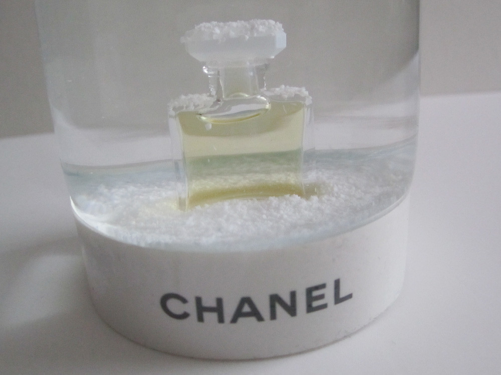 CHANEL Glass N°5 Perfume Bottle Snow Globe Gold 1250719