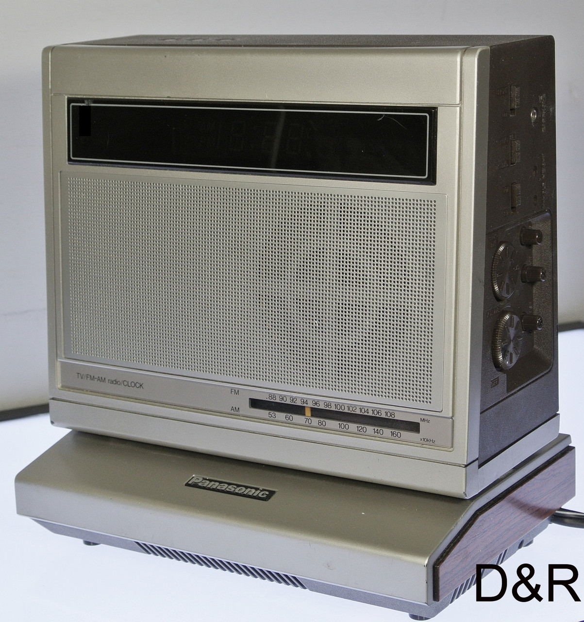 Panasonic TR4060P Space Age Flip Up TV /AM FM Clock Radio from 1982
