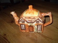 Vintage 1960's English Cottage Tea Pot, great condition