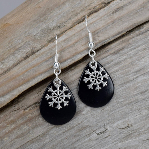 BLACK snow flake earrings.  Perfect for the holidays.  Dimensions:  3/4" x 1/2"