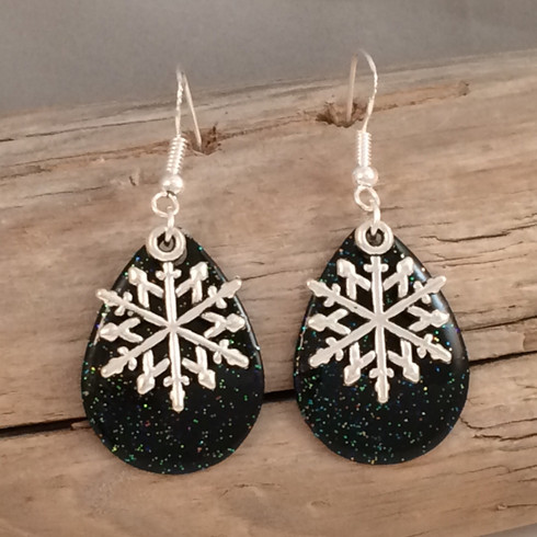 Black sparkle snow flake earrings.  Perfect for the holidays.

DIMENSIONS:  3/4" X 1"