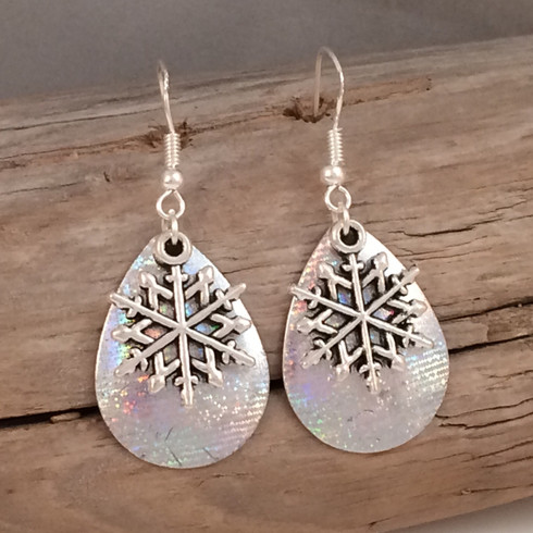 Snow flake earrings.  Perfect for the holidays.

DIMENSIONS:  3/4" X 1"