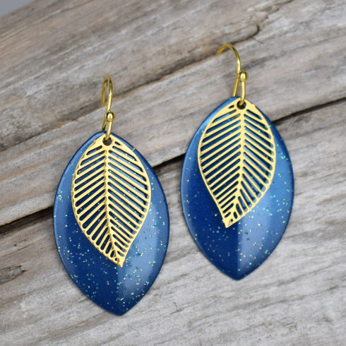 DEEP BLUE SPARKLE EARRINGS WITH A DELICATE GOLD LEAF.
SURGICAL STEEL EARWIRES .
