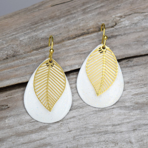 WHITE SPARKLE WITH A GOLD PLATED LEAF.
SURGICAL STEEL EARWIRES 