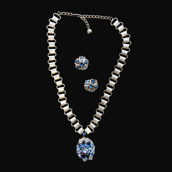 GORGEOUS Hobe’ Rhinestone Locket cheapest Necklace