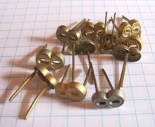 WW2 German Officers Number '8' 10mm Shoulder Board Ciphers, Gold. Some have flat prongs and some have round prongs. We will try to match the finish and style of the ciphers but cannot guarantee what style of prong they will have on the reverse. 