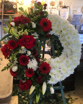 LOVELY WREATH - RED AND WHITE