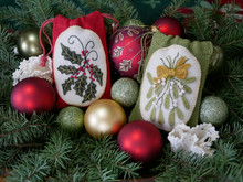 Mistletoe and Holly by Meetinghouse Hill Designs - a Christmas 2021 exclusive!