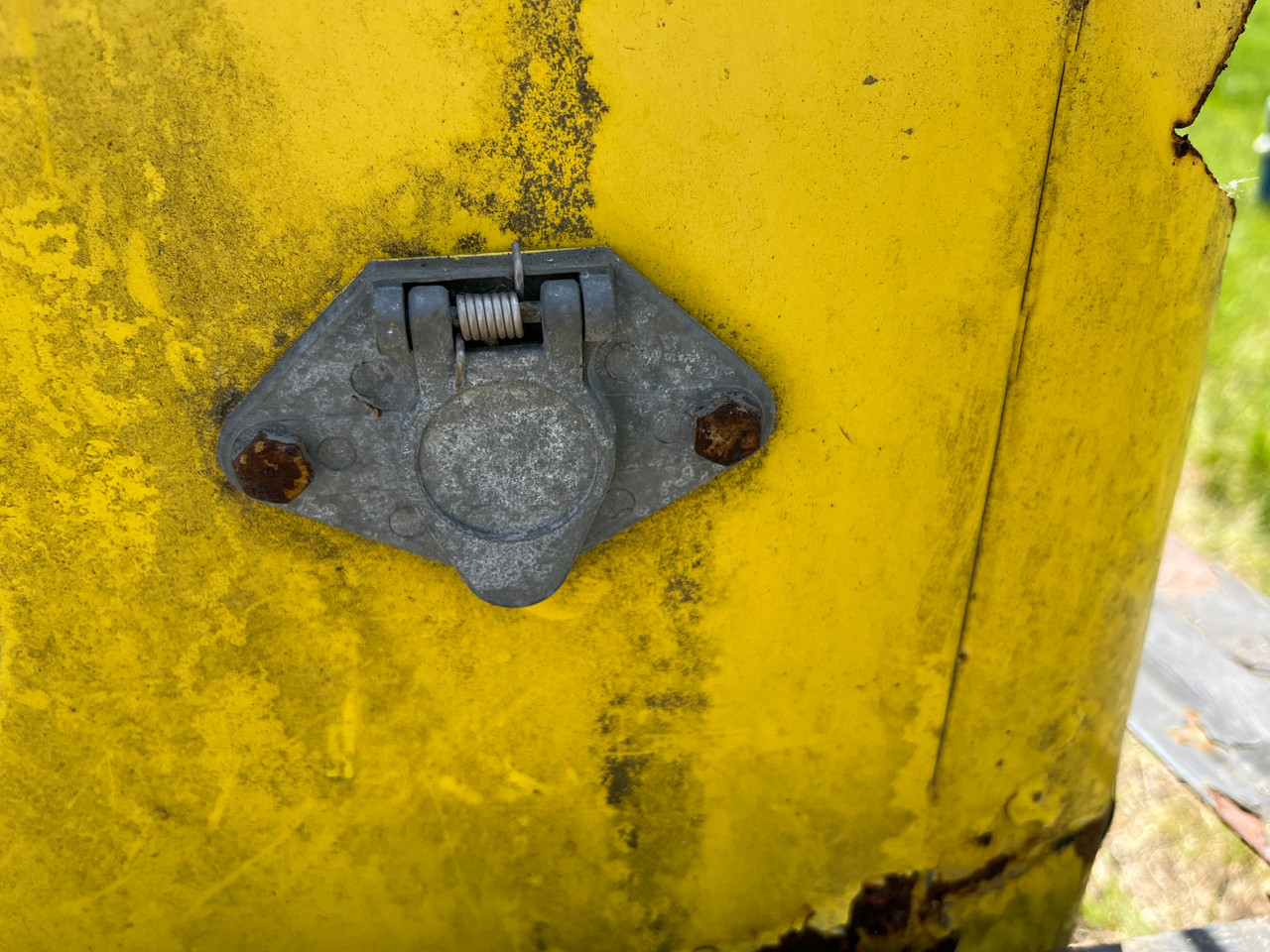 HITCH PLUG OUTLET USED Thing Parts