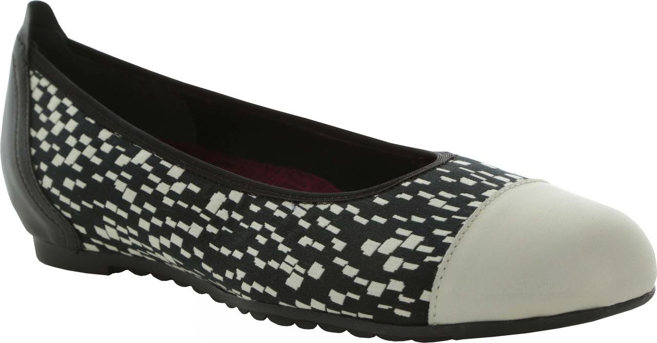 munro black flats