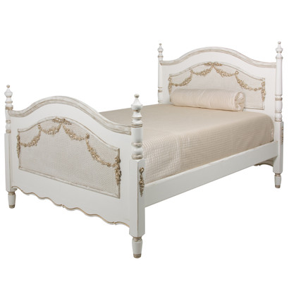 Bed Size: Full
Finish: Versailles Crème
Option: Canning and Standard Moulding