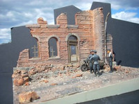 Dioramas Plus - Italian Street Ruined Building Front w/Inclined Base