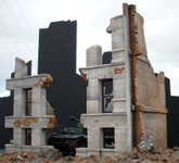 Dioramas Plus - Sneak Attack - Ruined Concrete-Brick Building  