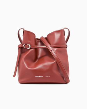 Material: 100% bovine leather - transfer coating split leather
Outside coating: 100% polyurethane
Lining: 80% polyester, 20% cotton
Details
Measurements: 31 x 18 x 37 cm
Leather
Smooth finish
Strap and buckle clasp
Adjustable shoulder strap