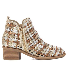 Women's ankle boots from Xti. Made of textile material with metallic effect. Braided design in different colours, to give a colourful touch to your summer looks. Lined wood-effect heel and non-slip sole.