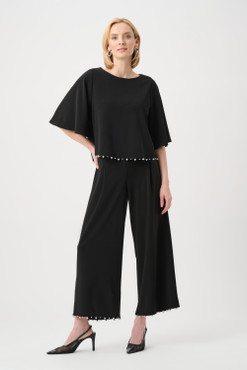 95% Polyester, 5% Spandex
Elastic waist
Unlined
Wide
Our model is 5'9"/175 cm and wears a size 6 / S
Approximate inseam length (size 12): 30" - 76 cm