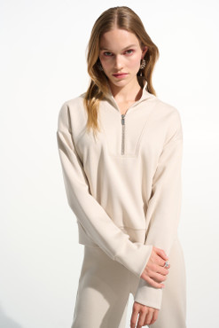 55% Viscose Rayon, 40% Polyester, 5% Spandex
No pockets
Zipper
Unlined
Our model is 5'9"/175 cm and wears a size 6 / S
Approximate length (size 12): 24" - 61 cm
