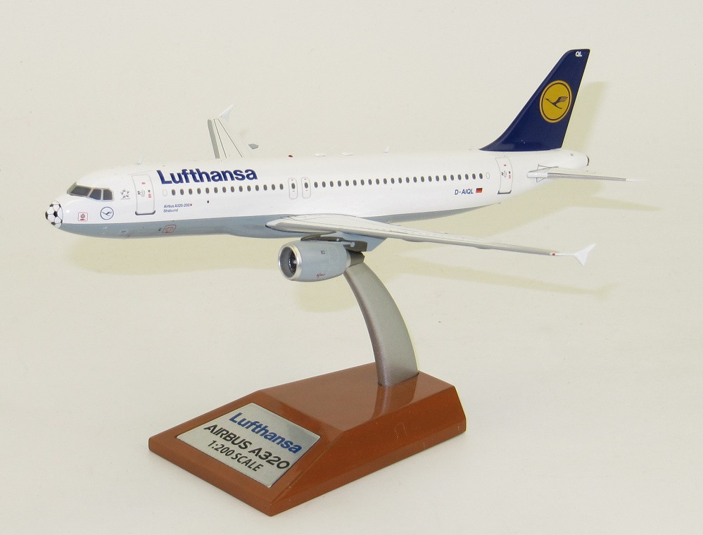 Lufthansa Airbus A3 211 D Aiql Football Nose With Stand 1 0 Jetstream Usa Miscellaneous Jet Wb A3 002