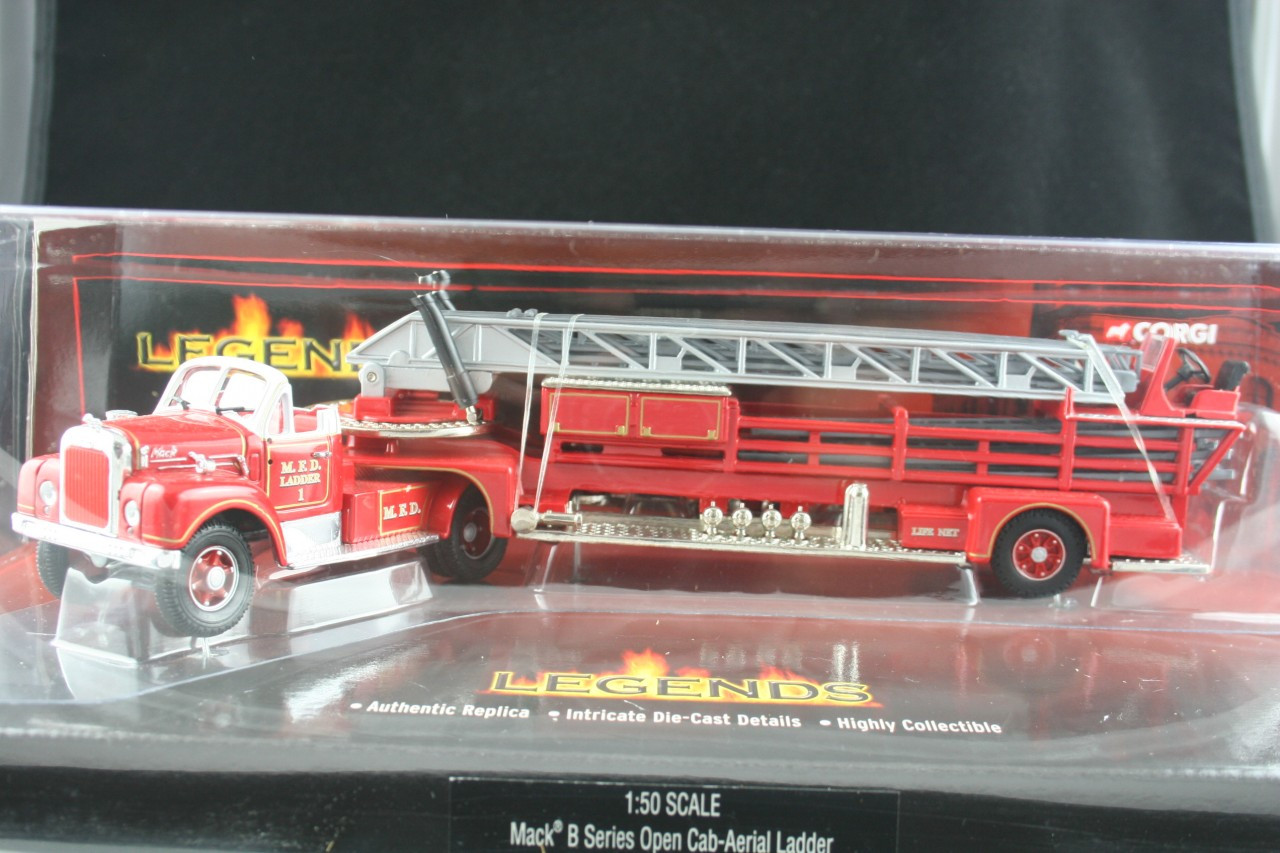 Mack B open Cab Pumper 1:50 Corgi CG-C52703