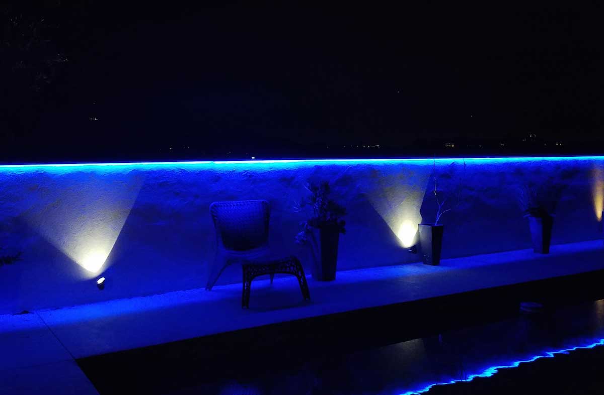 blue outdoor poolside accent lighting 2  