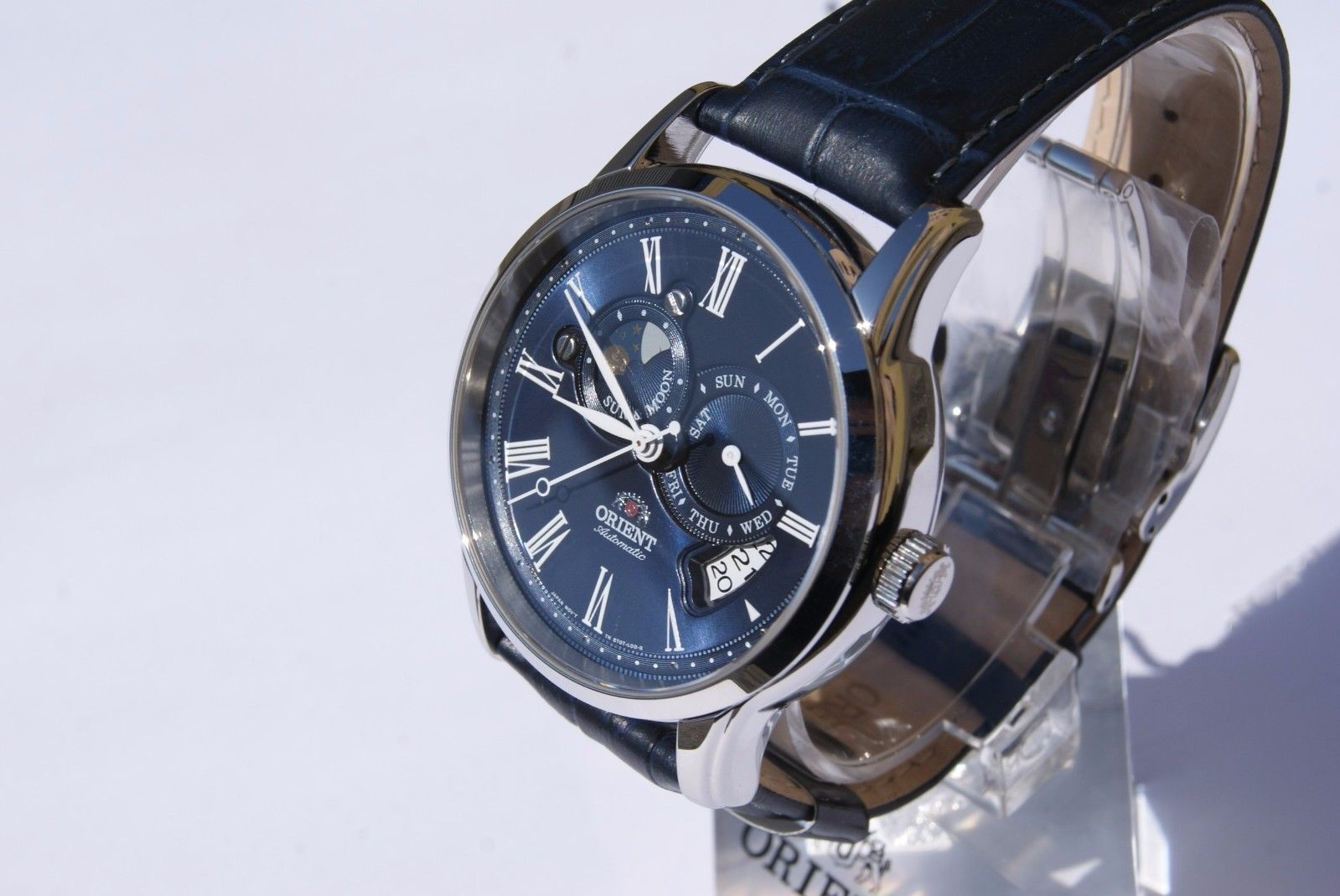 Đồng hồ Orient Sun & Moon SET0T002B0 với mặt kính trong suốt được làm bằng kính Sapphire Đồng hồ Orient Sun & Moon SET0T002B0 với mặt kính trong suốt được làm bằng kính Sapphire