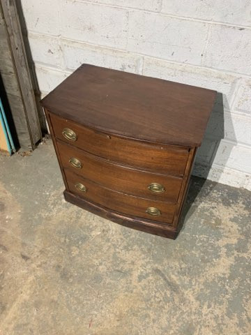 Mahogany 3 Drawer Dresser Nightstand With Pull Out Shelf