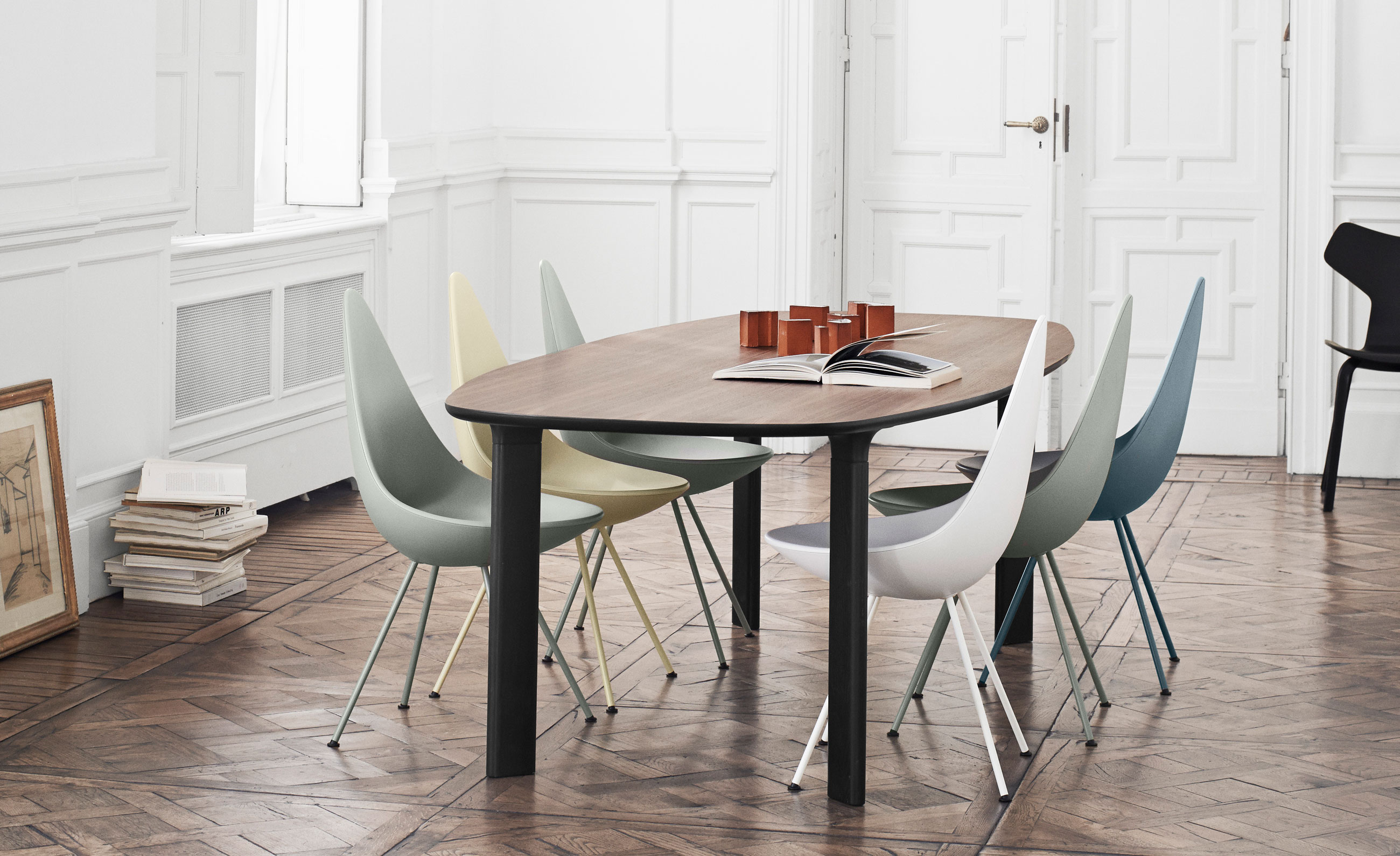 Fritz Hansen Analog Dining Table JH63 Walnut Veneer and Black Base with Drop Chairs