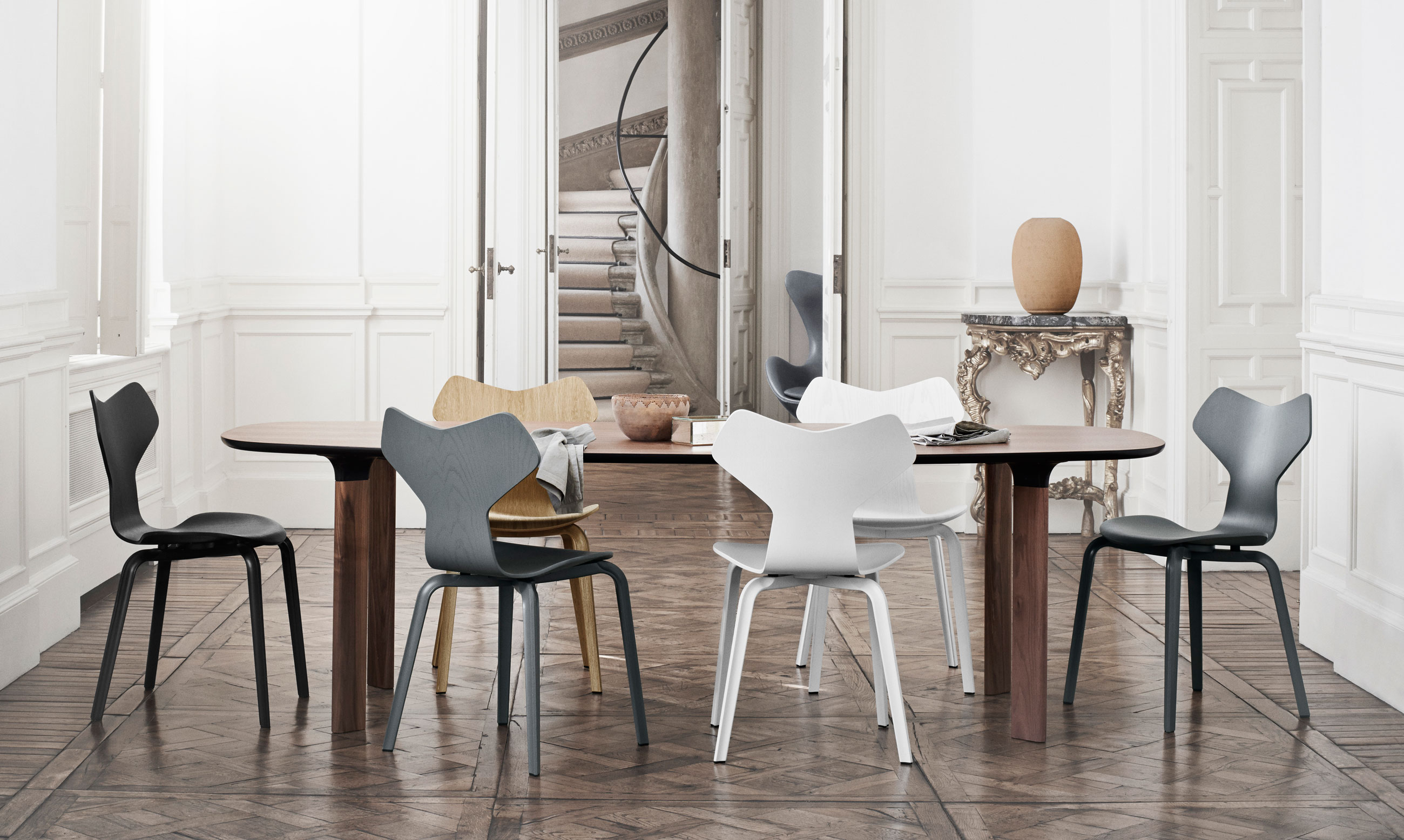 Fritz Hansen Analog Dining Table JH83 Walnut Veneer and Walnut Base with Grand Prix Chairs