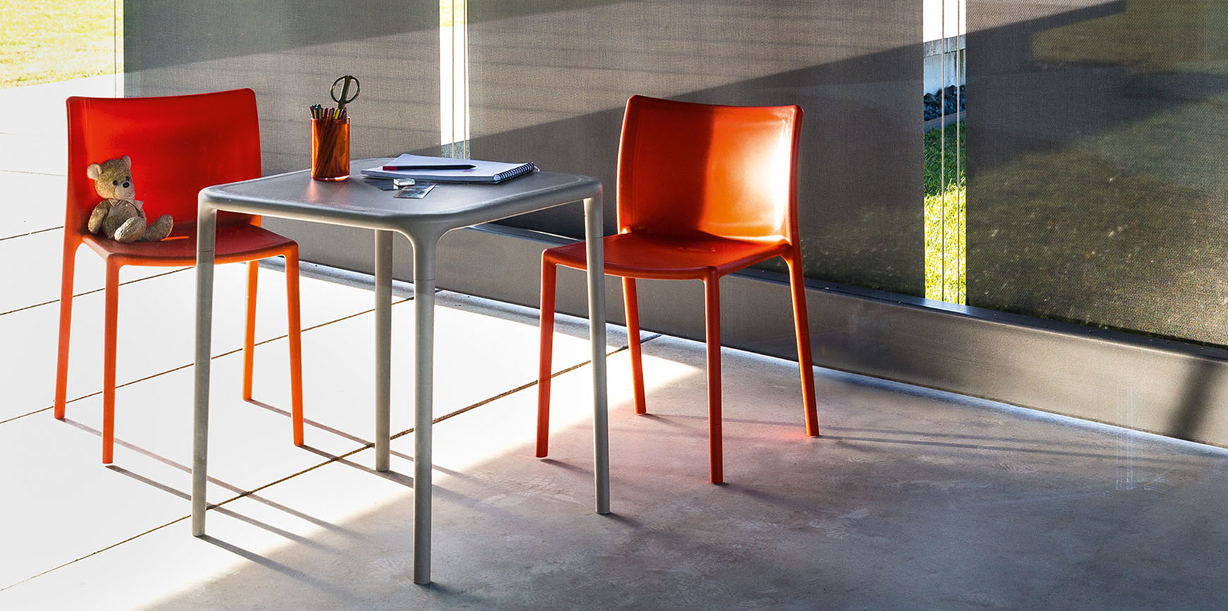 Magis Air Chairs & Air Table By Jasper Morrison - Orange 1086 C - Lifestyle Image