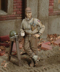 ROYAL MODEL 193 - 1/35 U.S. Soldier at Rest WWII