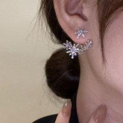 NEW   Silver needle micro -symmetrical snowflake earrings wear earrings before and after  5755