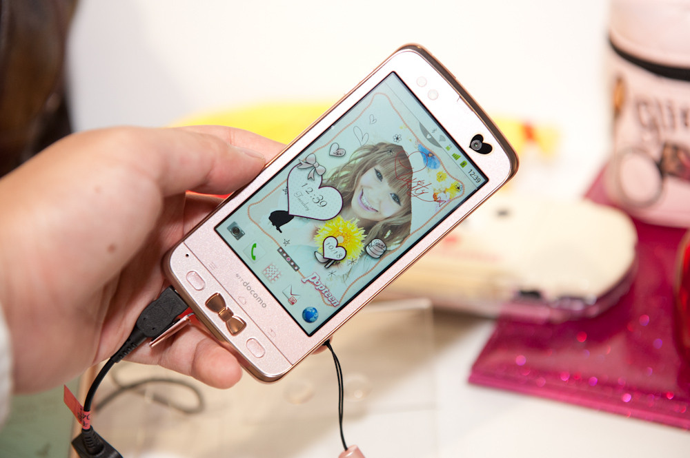 スマートフォン本体 F-03D docomo popteen ドコモ、雑誌「Popteen」とコラボした女子向けAndroidスマホ「F
