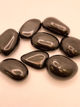 Shungite is a carbon-rich stone that's believed to reduce inflammation, oxidative stress, and EMF exposure. Some also claim it can purify water and relieve emotional stress.

Size Approx between 3.5 to 4cm Height

1.7 to 2cm Width

please note that can be comes a different shape and size as natural made