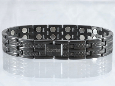 Magnetic bracelet Long Island Black stainless steel has a 33/64" wide x 15/32" long link with 32 rare earth magnets in 8 5/8" length. It has a magnetic therapy pull strength of 1000 grams.