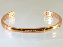 The Narrow Relief Copper Bracelet with magnets is ideal for women. This tasteful designed is often chosen by golfers.