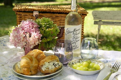 flowers-gold-coast-flowers-food-wine-basket-australia.jpg