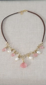 Leather Choker Necklace with Rose Quartz Pendant
Handmade Item
Length : 14 1/2 "
Materials : Leather Cord, Gold Filled
Brass Chain, Rose Quartz Beads, Fresh
Water Pearls
Closure : Gold Filled Lobster Clasp