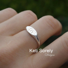 Dainty Oval Signet Ring With Monogram - Choose Metal