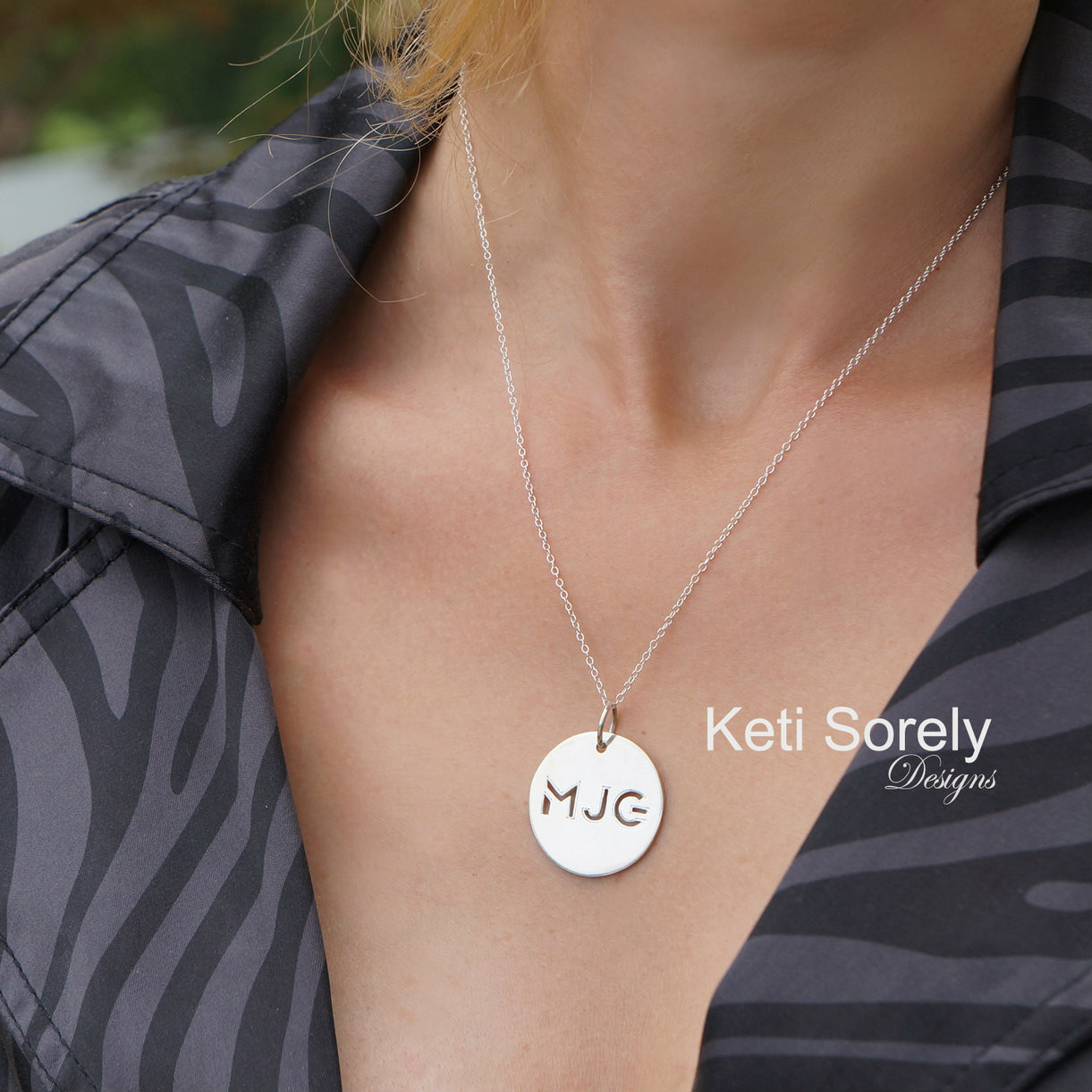 signature round disc necklace 