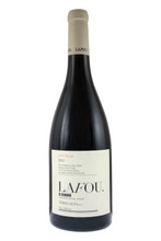 black berry and light balsamic emerge, on a bed of Kermes oak, dried flowers that form a fragrant environment