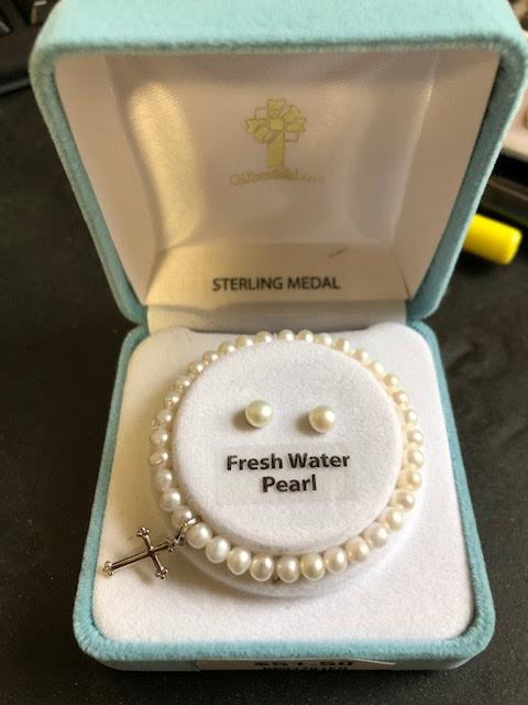 Freshwater Pearl 4mm Stretch Bracelet with small Sterling Silver Cross attached. The set includes matching freshwater pearl earrings.  This freshwater pearl 4mm bead bracelet and pearl earrings set comes in a deluxe velvet box. Made in the USA
